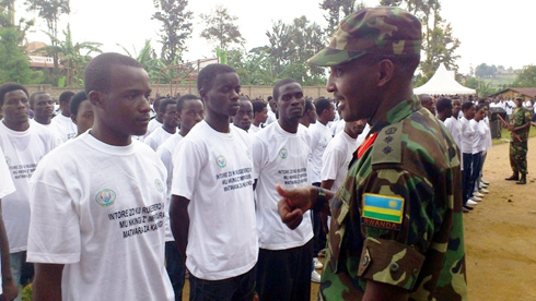 Col. Ngarambe David uyobora brigade ya 204, yashimye abanyeshuli bamubwiye ko biteguye no kuba bajya mu ngabo z'igihugu. 