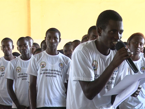 Umwe mu ntore za Nyagatare imurika imihigo.