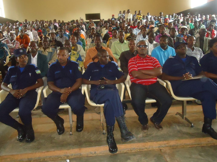 Itsinda ry'abapolisi bamanutse bajya kwigisha abatuye Gicumbi gukumira Ebola