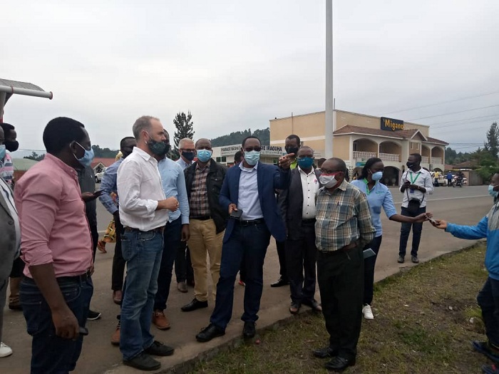 Visi Meya Andrew Rucyahana Mpuhwe (wambaye ikoti) yereka bamwe mu bayobozi ahazubakwa ibikorwa remezo