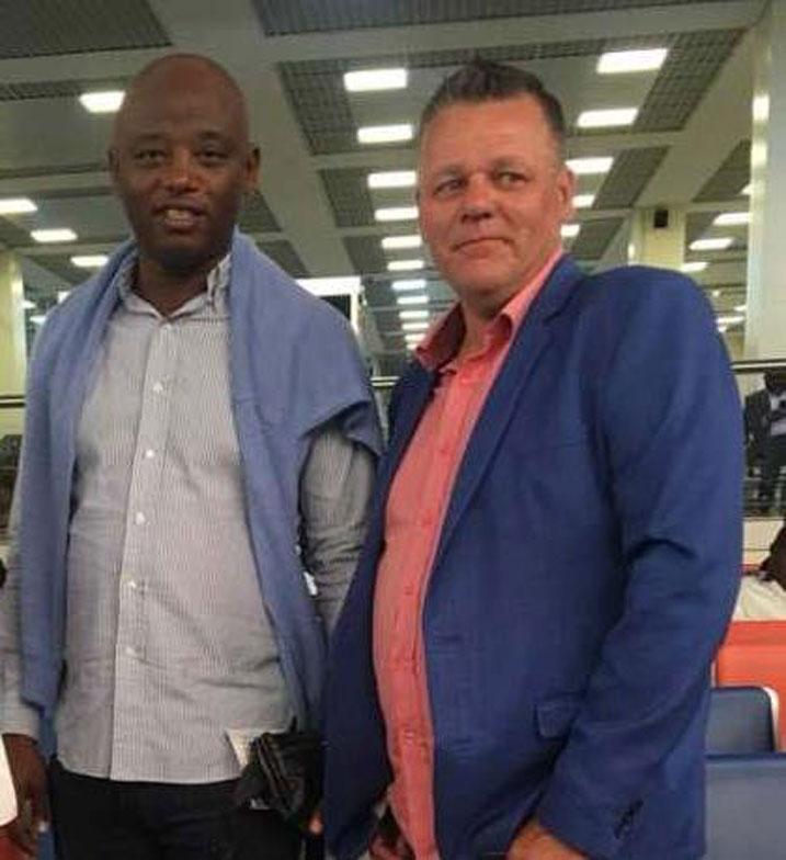 MUhirwa Prosper na Ivan Minaert bafatanye mu mashati bapfa ko Prosper aguriye amata abakinnyi