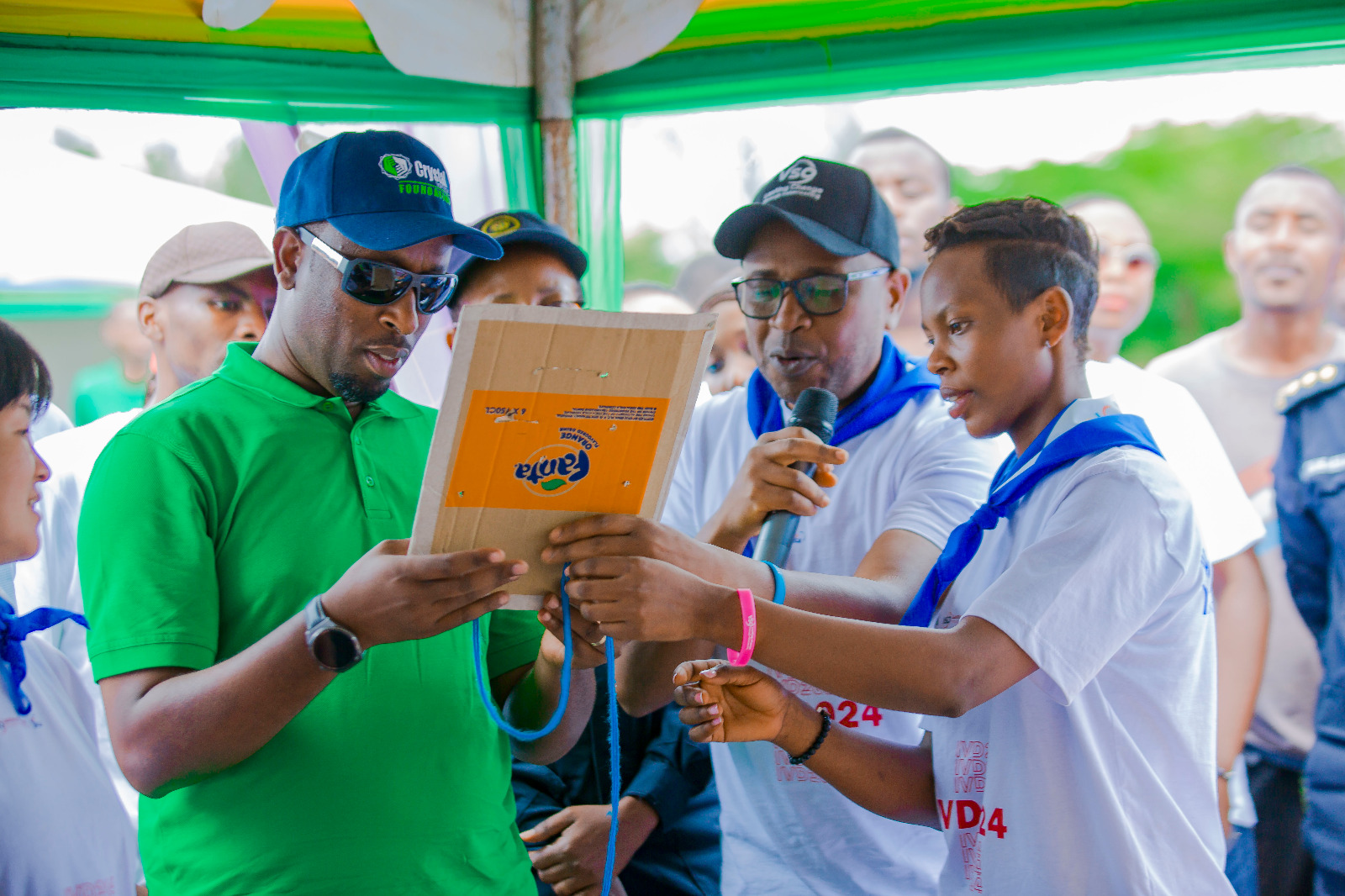 Muri iki gikorwa habayemo n'imurikabikorwa. Aha umukozi wa VSO Rwanda yasobanuraga gahunda bagira yo gufasha abana kwiga binyuze mu mikino