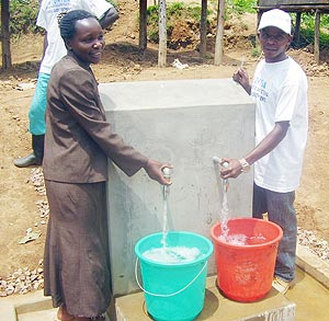 Abaturage bishimiye amazi meza bahawe.