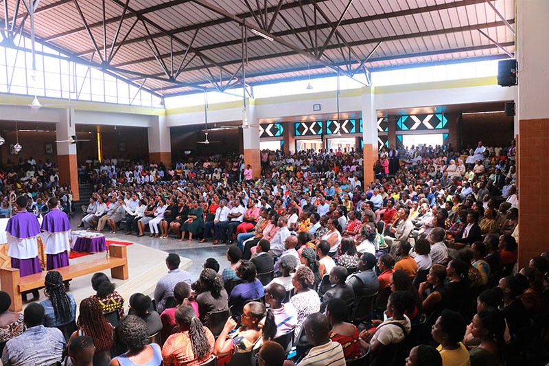 Abakirisitu bitabiriye umunsi wo Gusigwa ivu