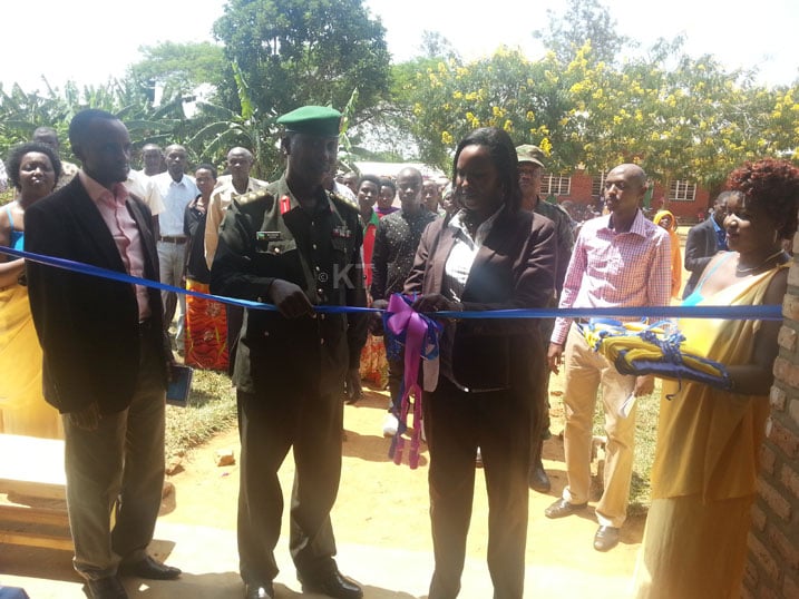 Bafungura ku mugaragara rimwe muri ayo mavuriro.