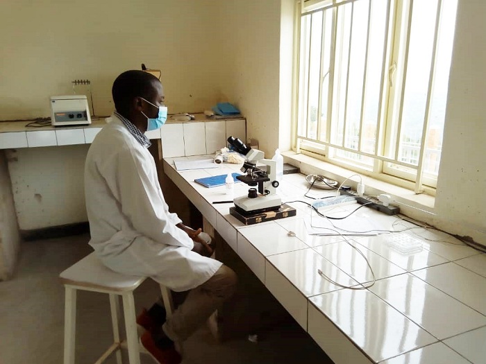 Ahapimirwa ibizamini naho nta bikoresho bihagije bihari