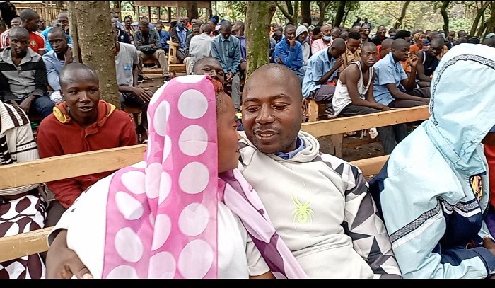 Nyuma yo guhabwa amakuru atari ukuri, umugore yatunguwe no gusanga umugabo we ameze neza