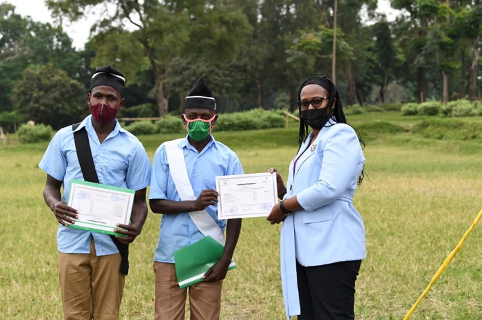 Minisitiri Ingabire ashyikiriza impamyabushobozi bamwe bize imyuga