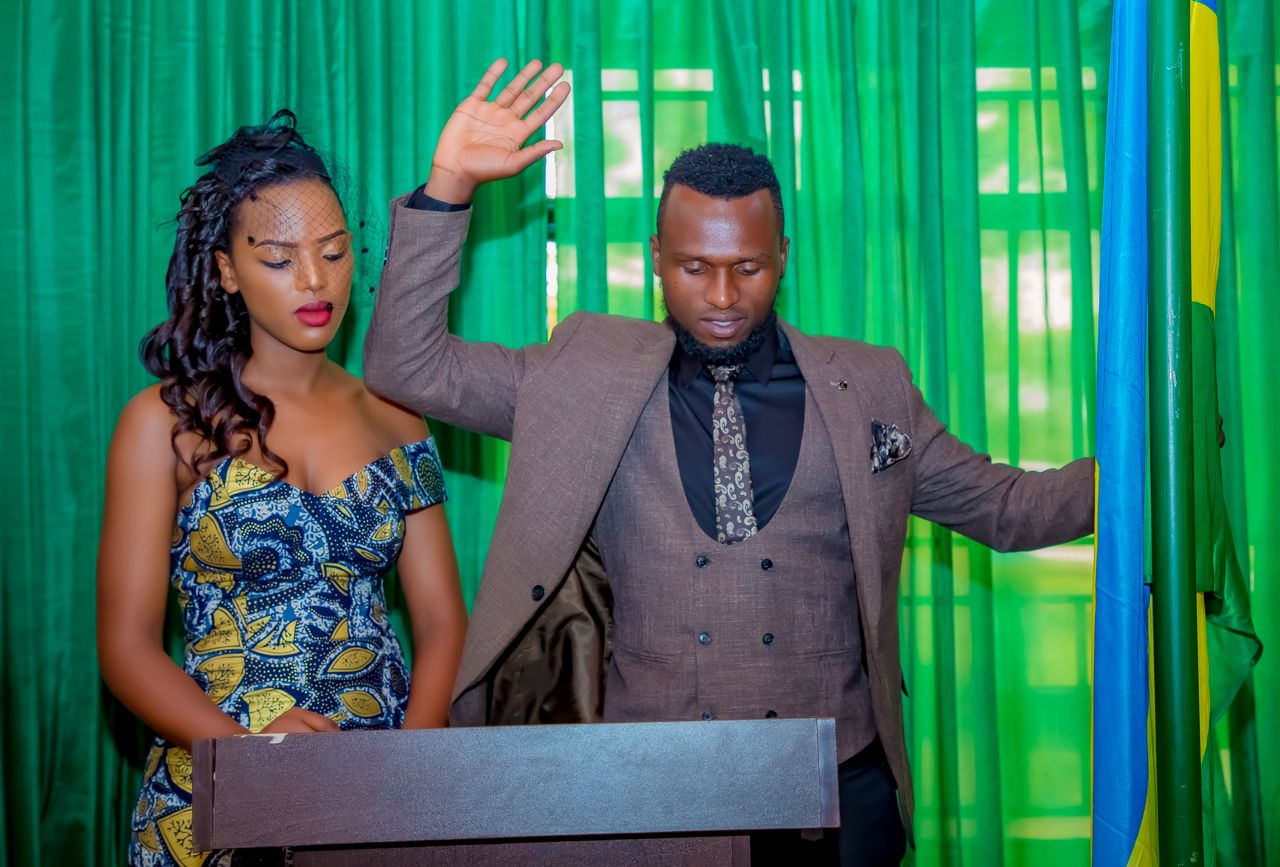 Iyabivuze yarahiriye kubana na Sandrine nk'umugabo n'umugore