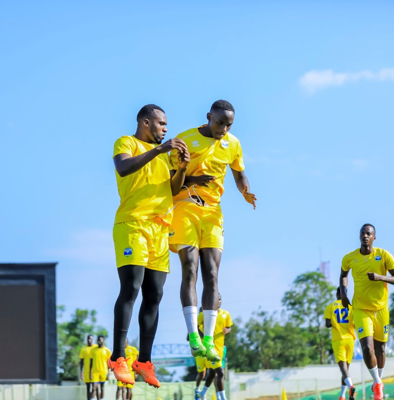 Iyabivuze asanzwe ari n'umukinnyi w'ikipe y'igihugu Amavubi. Aha yari mu myitozo na Ruboneka Jean Bosco