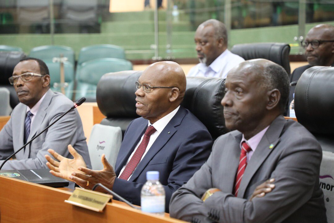 Dr. Iyamuremye Augustin yasobanuriye Abasenateri bagenzi be ko uburwayi ari bwo butumye yegura