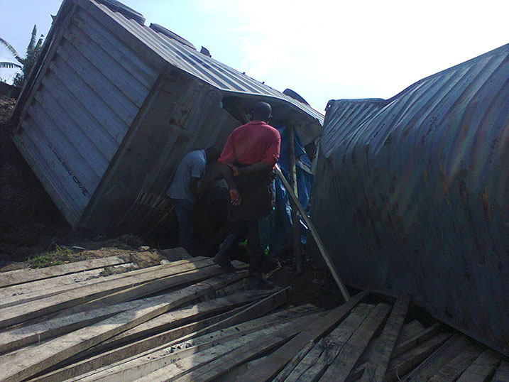 Iyi kamyo yari iryamiye umuntu.