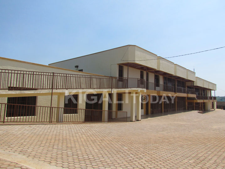 Iyi miryango yose nta bantu bayikoreramo.