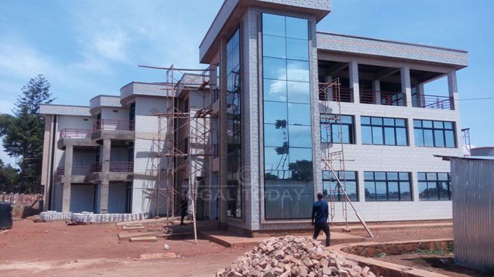 Iyi nyubako iri kubakwa na kiriziya gaturika