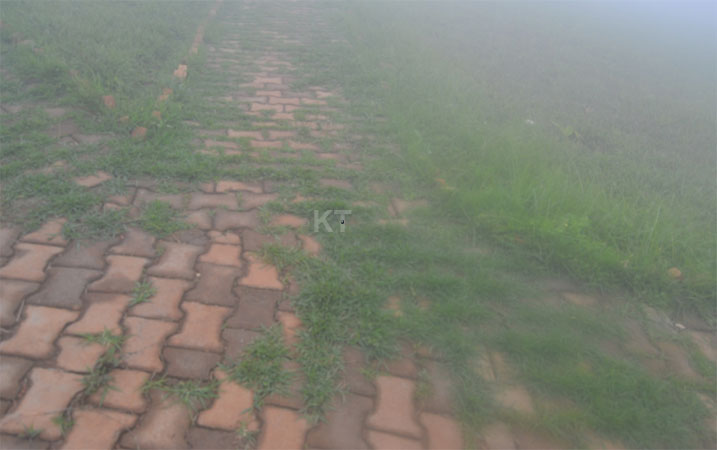 Iyi nzira yambukiranya mu kibuga cya Guest House na yo yari yakozwe mu muganda rusange wa Nzeri 2015 ariko dore uko ubu imeze.