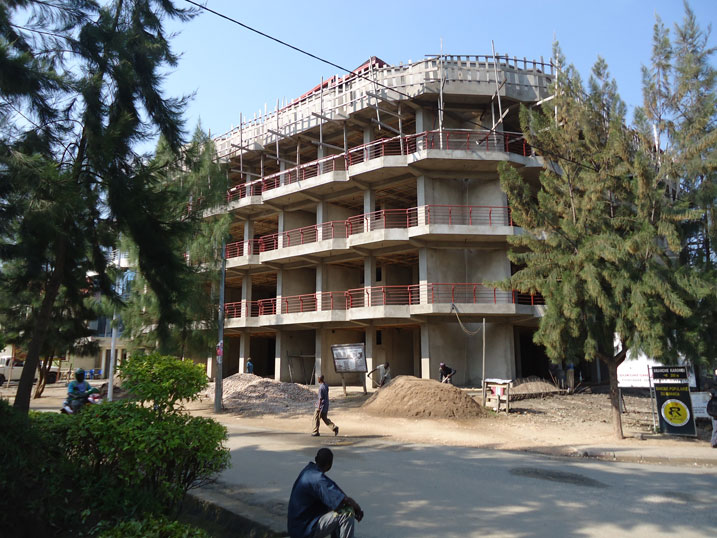 Iyi nzu iri mu masangano y'umuhanda winjira mu Mujyi wa Kibuye ikaba imwe mu zitezwho kongera urujya n'uruza mu mujyi wa Kibuye. 