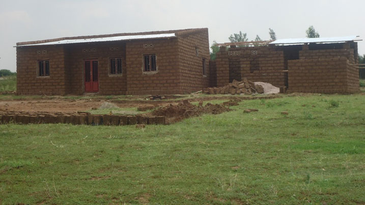 Iyi nzu irubakwa mu butaka bwari basigiwe isoko nyuma y'icyemezo cya Njyanama y'umurenge.