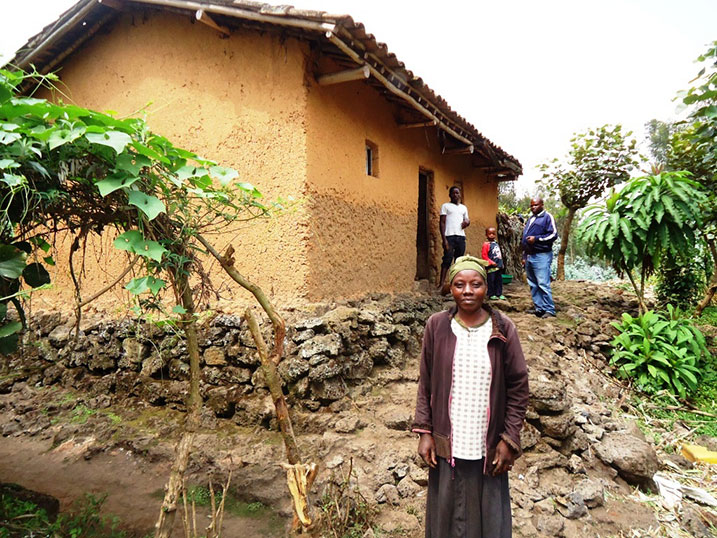 Iyi nzu ya Nyiramenshi iri ahazanyura umuhanda yabariwe ingurane ya miliyoni zisaga ebyiri muri 2013 ariko ntarishyurwa.