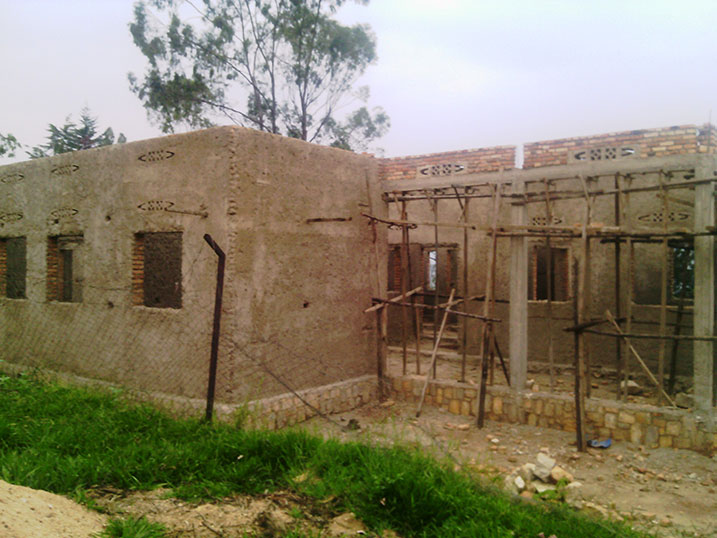 Inyubako ya Farumasi y'akarere ka Muhanga yatinze kuzura ndetse n'abakozi bayikozeho ngo ntibarishyurwa.