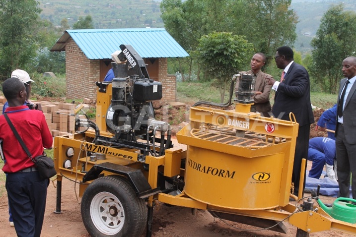 Iyi mashini yifashishwa mu gukora amatafari hifashishijwe ibitaka, umucanga n'agasima, igura amadorari ibihumbi 34 muri Afrika y'Epfo.