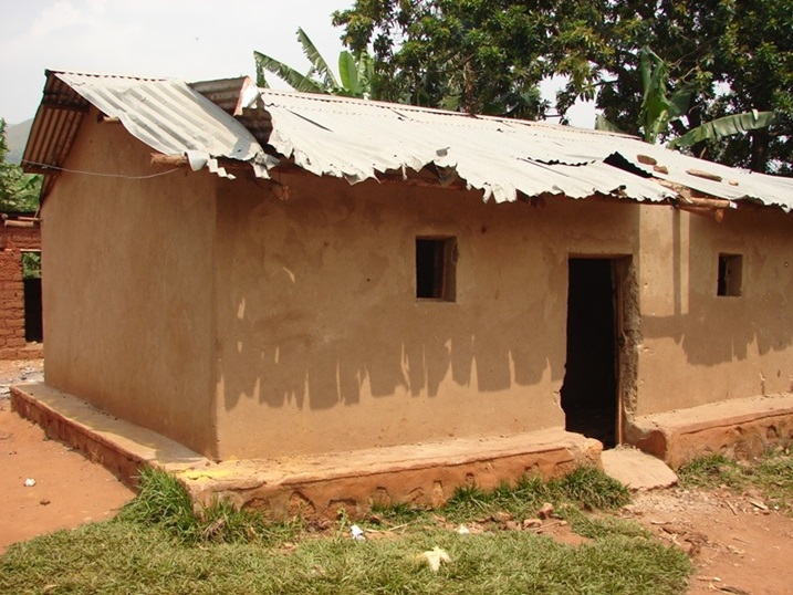 Iyi ni inzu ya Mutabaruka yasenywe kubera ko yakekwagaho amarozi.