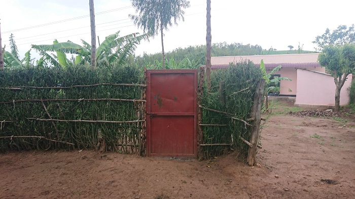 Iyi nzu y'ubucuruzi yegeranye n'ibiraro by'ingurube