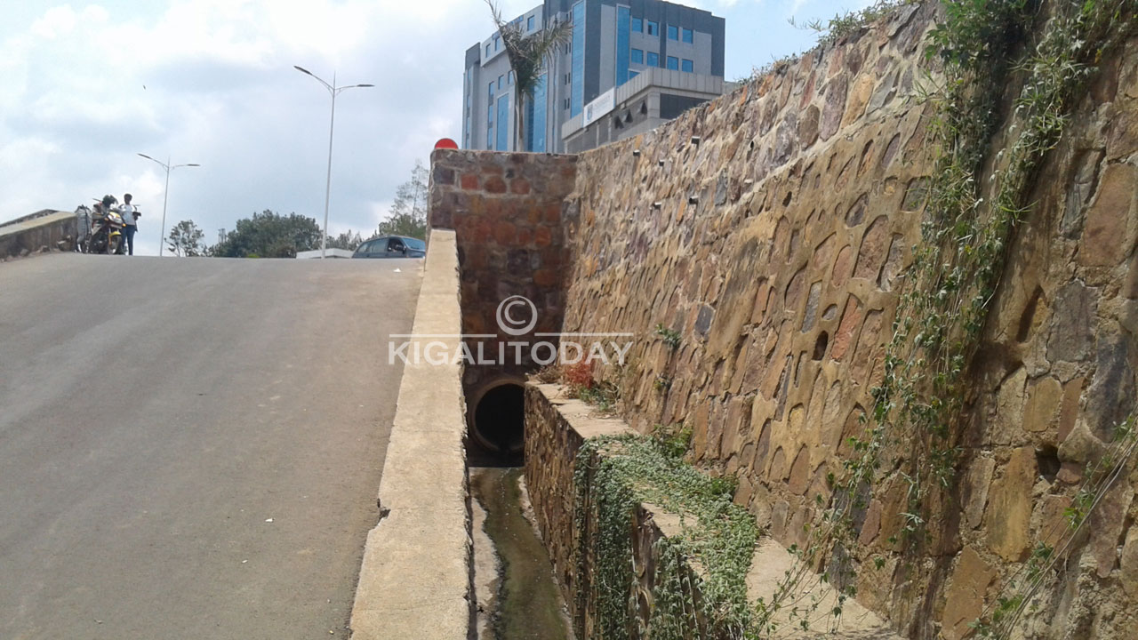 Amazi aturuka muri Kigali Height anyura muri uyu muferege agana mu gishanga