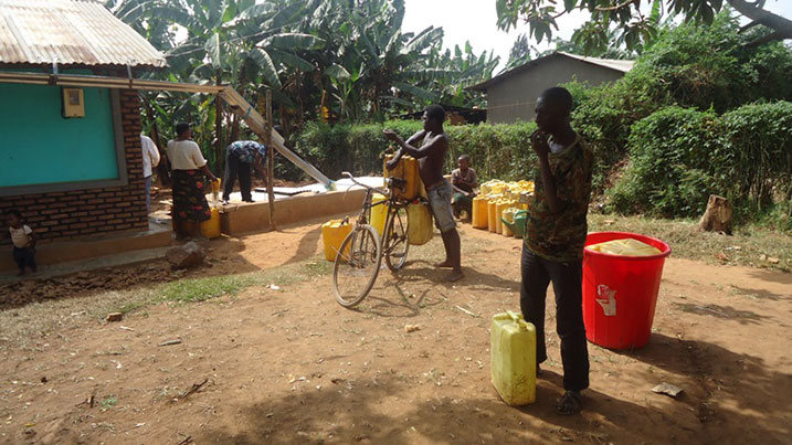 Iyo amazi asanzwe yabuze baza kuvoma ayo uyu mugore yafashe ava ku nzu ye.