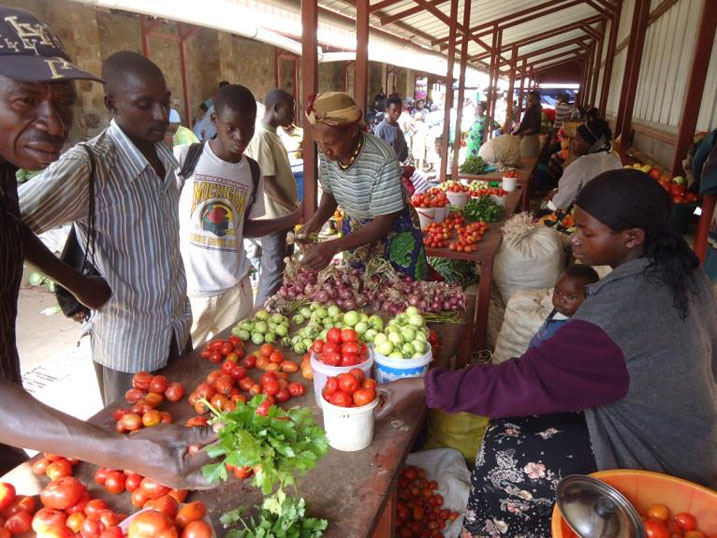 Iyo bwije aba bacuruzi bajyana ibicuruzwa byabo hanze kandi bitemewe.