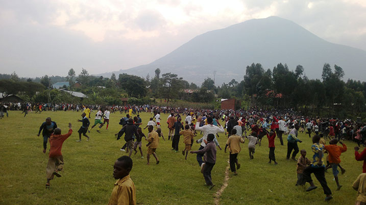 Iyo igitego cyinjiraga abafana bahitaga bajya mu kibuga bacyishimira.