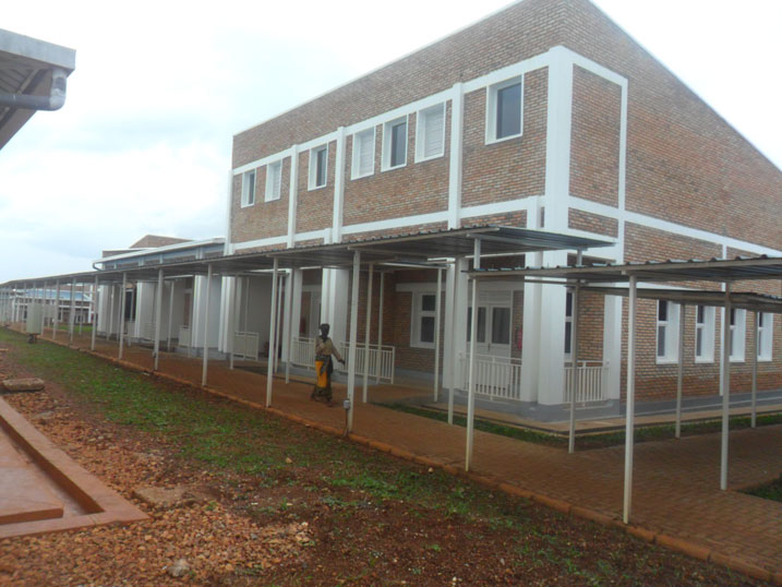 Inyubako z'ibitaro zimaze amezi arenga atatu zuzuye ariko abazubatse ntubarishyurwa.