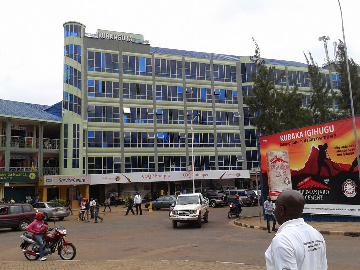 Iyo nzu nini izwi nko kwa Rubangura iri mu kibanza nimero 356 niyo bashinja mukase kwigarurira kandi yari yasabye ikibanza nimero 356 nyuma akaza gusanga ari iyo nto akifuza kubifatanya akanabyakira icyangombwa. 