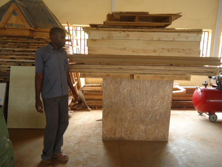 Iyi sanduku igeretseho imbaho ikoze mu mbaho zavuye mu ibarizo.