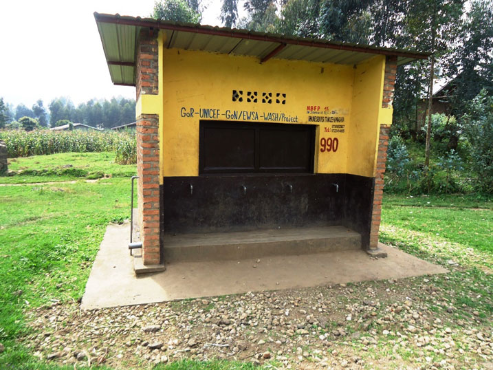 Iyo ugeze ku tuzu tw'amazi ubusanzwe bavomeraho usanga nta n'inyoni itamba ahubwo hafunze nk'ahadaheruka kuvomerwa.