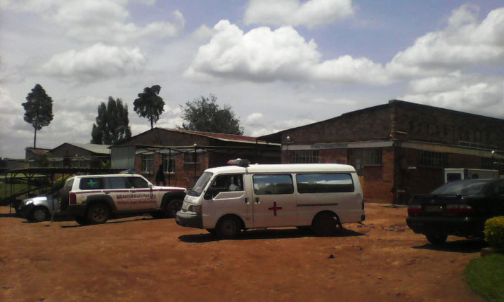 Iyo ukomeje imbere gato uhasanga amazu ya kera ashaje.