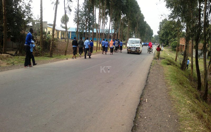 Iyo abanyeshuri batashye bagenda babisikanwa n'imodoka mu muhanda 