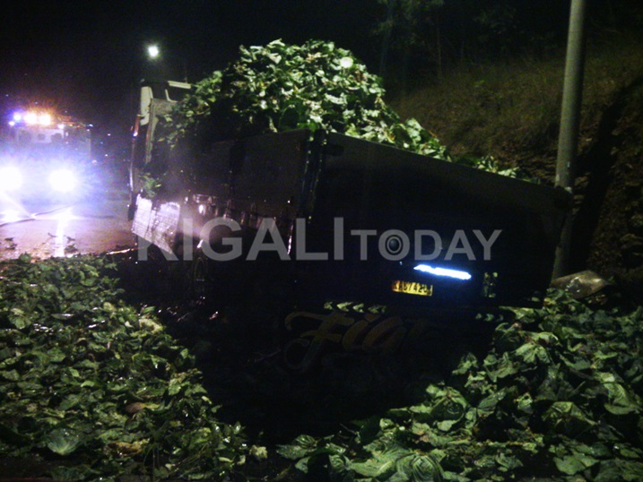 Iyo modoka yazimye ariko imboga z'amashu yari ipakiye zangiritse cyane.