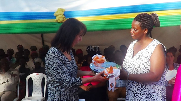 Izabiriza Jeanne, Umunyamabanga Nshingwabikorwa w'Intara y'Amajyepfo, atanga impano.