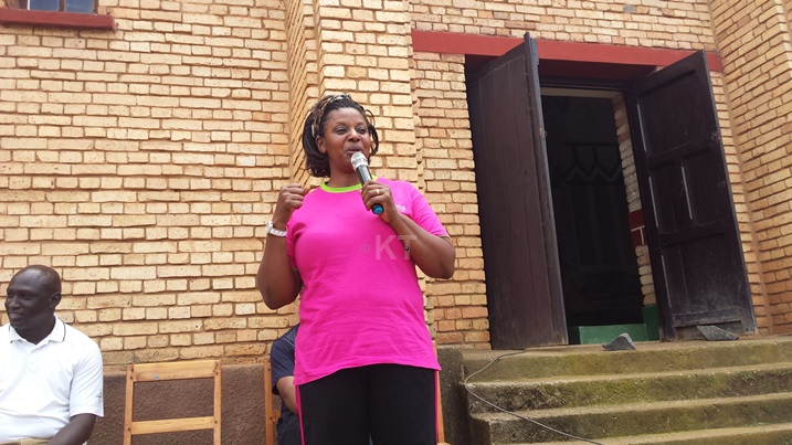 Izabiriza asaba abayeyi kutareka abana babo ngo batunge imiryango bavukamo.