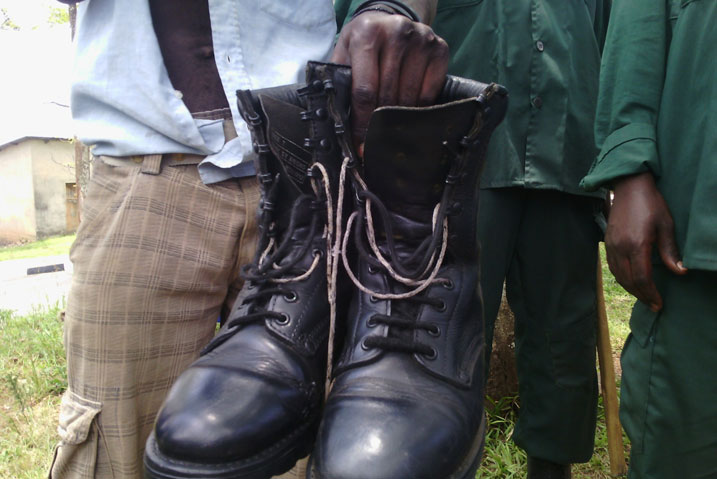 Izi nizo nkweto yari yambaye bakamwibeshyaho ko nawe ari mu bashinzwe umutekano bita “Inkeragutabara”.