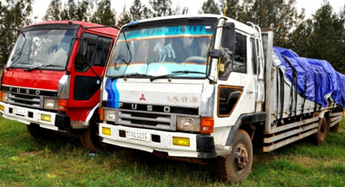 Izi modoka ziri ku Kacyiru zuzuye ibiti by