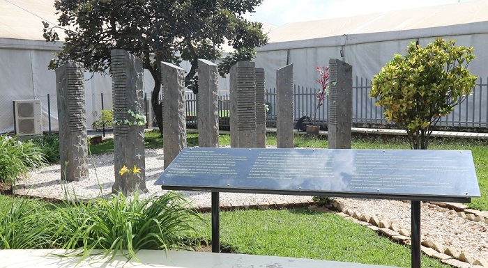 Izi ni inkingi 10 zihagarariye abo basirikare 10 bunamiwe