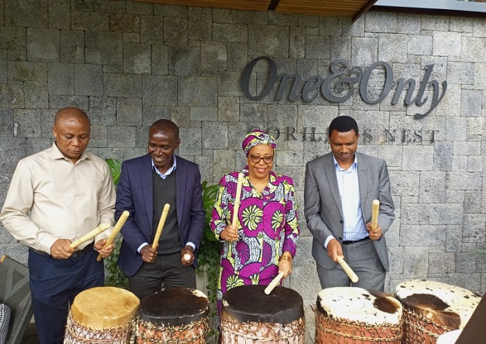 Ambasaderi wa Zimbabwe mu Rwanda, Charity Manyekure yeretswe bimwe mu biranga ubukerarugendo bw'u Rwanda