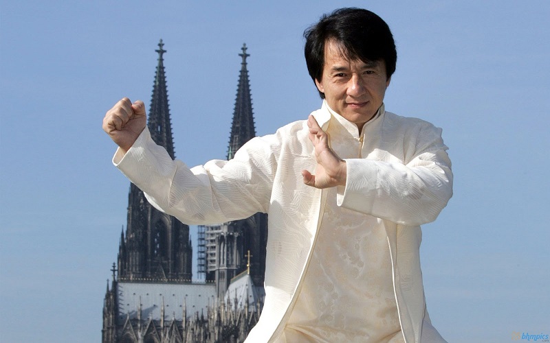 Jackie Chan w'imyaka 65 yavuze ko atazi aho igihuha cyaturutse