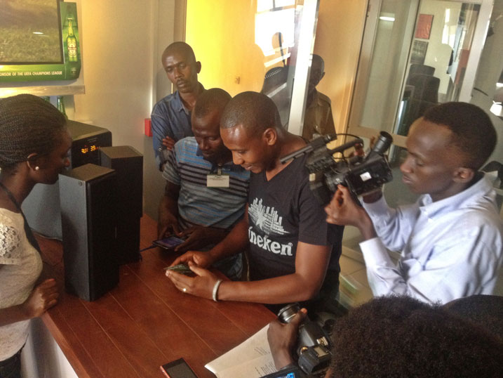 Jado Castar ari guhamagara umwe mu banyamahirwe kuri telefone.