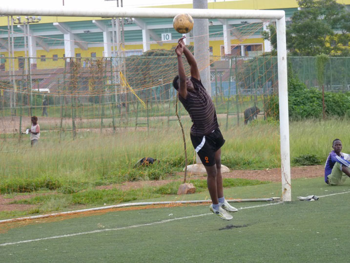 Jado Max (Flash FM) yigaragaje mu gukuramo imipira.