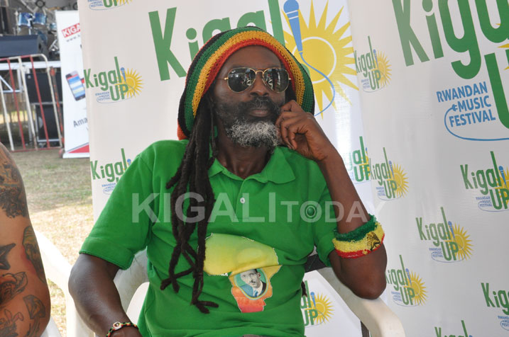 Jah Bones D ari mu bazaba basusurutsa abantu.