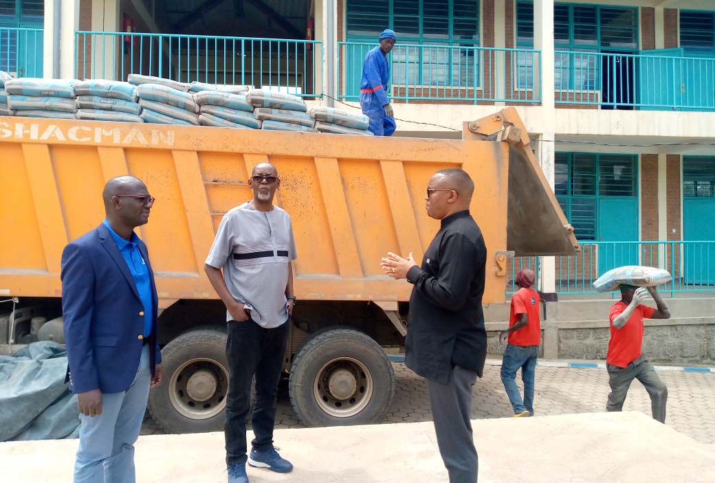 Umuyobozi wa CIMERWA Plc, James Oduor(wambaye ikoti n'ishati by'ubururu) avuga ko mu ntego bafite harimo no gushyigikira iterambere rirambye ry'abaturage barimo n'abagizweho ingaruka n'ibiza