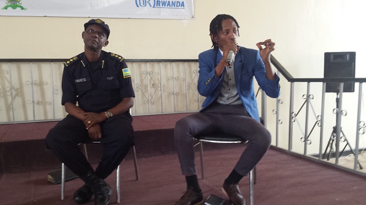 James Mutabazi iburyo na CSP Francis Muheto