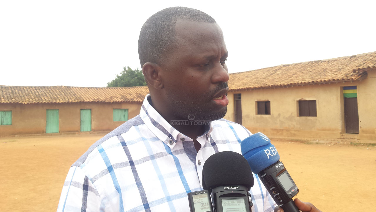 Janvier Gasana yasabye abaturage gukoresha imbaraga zabo, amashuri akuzurira igihe